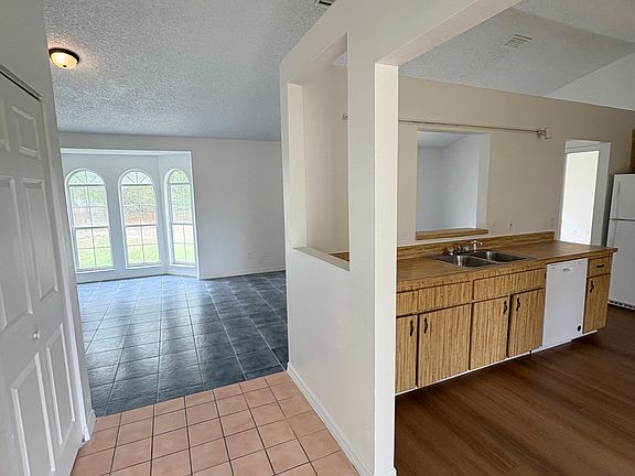 2nd image of 28 Oak Run