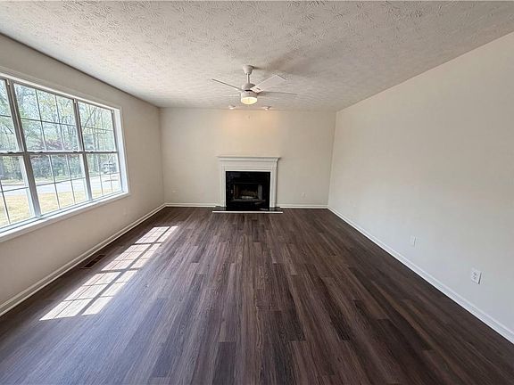 3rd image of 3001 Garland Way