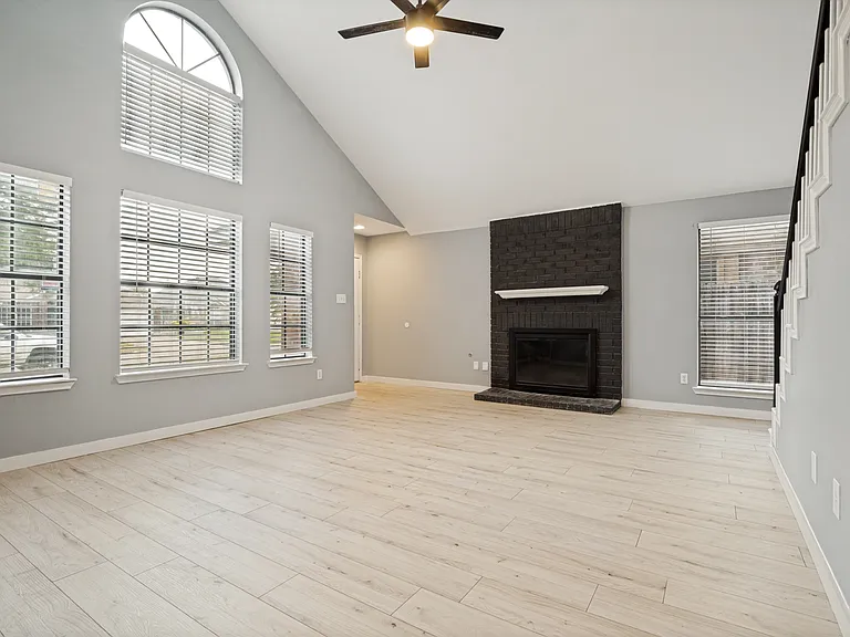 2844 Linden Ln — Photo 3