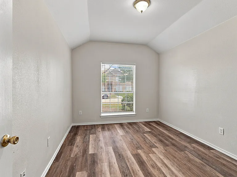 1033 Suffolk Ln — Photo 19