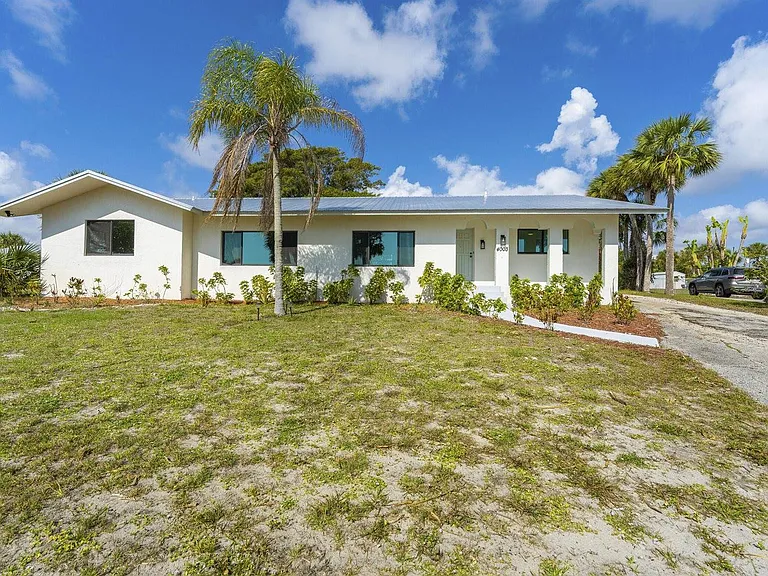 4003 S Indian River Dr — Photo 2
