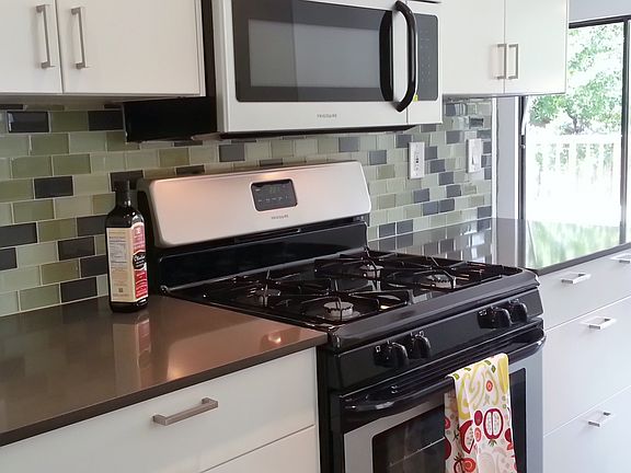 5th image of 1014 Weeping Willow Dr