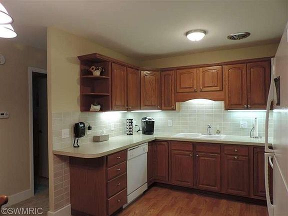 5th image of 1249 Lakeshore Dr APT 129