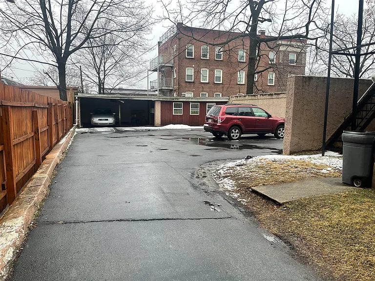 W Walnut St — Photo 23