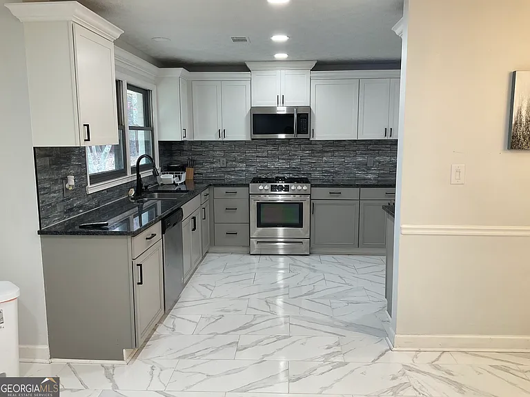 558 Kenwood Rd — Photo 10
