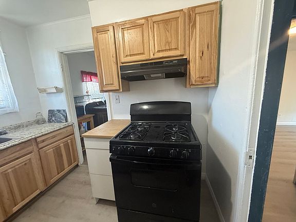 5th image of 215 Hunter Ave