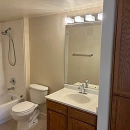 4th image of 5415 S Dover St Unit 203