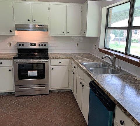 3rd image of 3408 Queen Elizabeth Dr