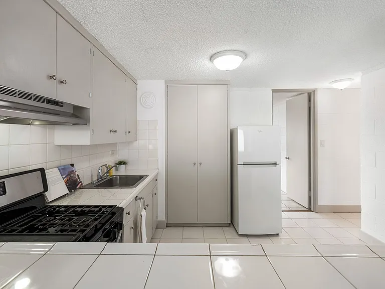 2501 Coyne St #205 — Photo 3