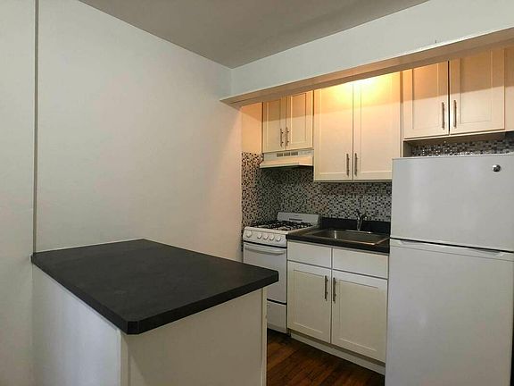 3rd image of 548 W 50th St #C1rw