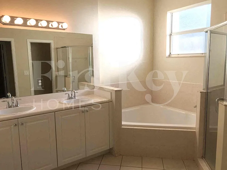 181 NE 30th Pl — Photo 14