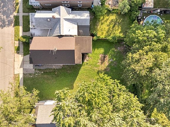 3rd image of 132 Royal Ave