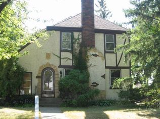 1582 Hollywood Ct, Falcon Heights, MN 55108