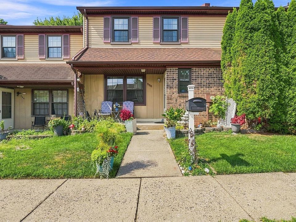 1st image of 988 Gates Pl