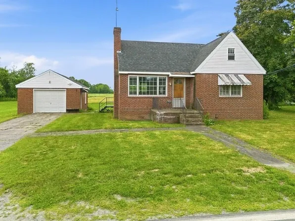 67 River Road, Benton, ME 04901