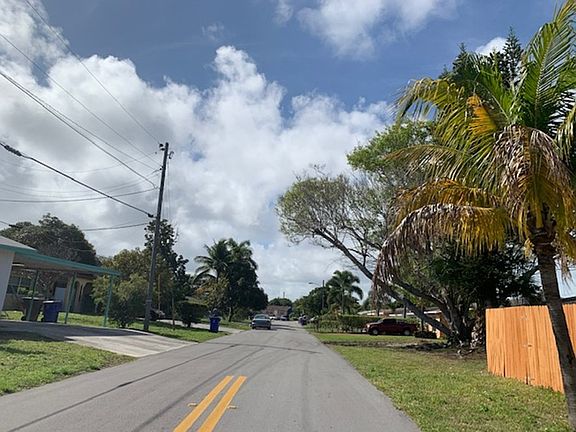 5th image of 610 SW 14th Ct