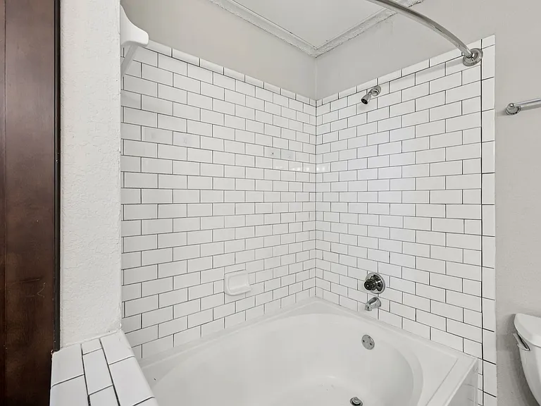 Oaks White Rock — Photo 16
