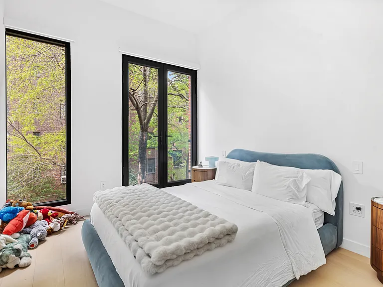 442 W 22nd St — Photo 8