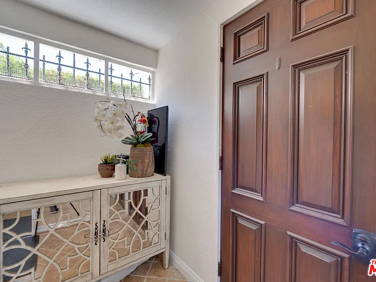 9040 Phyllis Ave #B — Photo 11