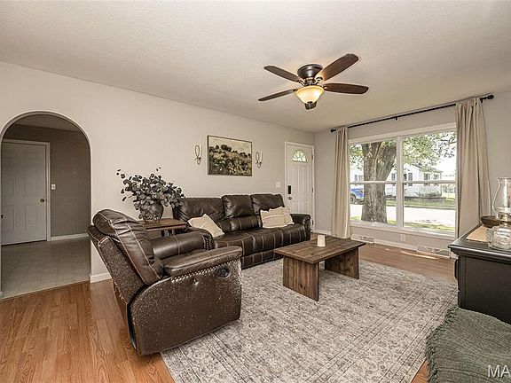 5th image of 701 E Pear Ave