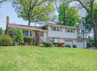 17 Crest Dr, Midland Park, NJ 07432
