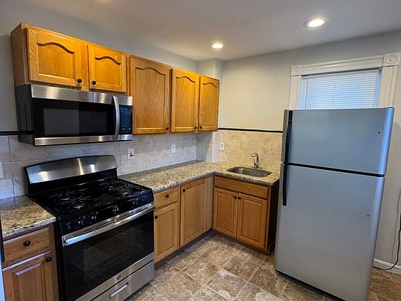 4th image of 164 Crest Ave Unit 1