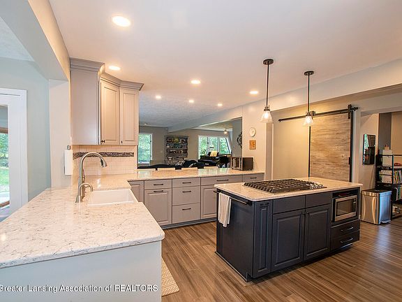 3rd image of 5414 River Bend Cir