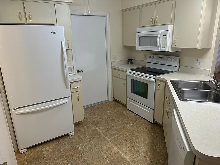 3242 W 3rd St — Photo 5
