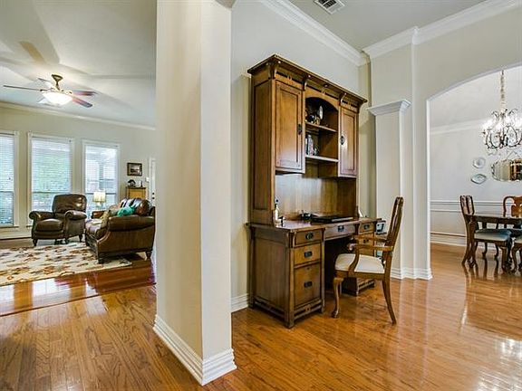 4th image of 945 Scarlett Dr