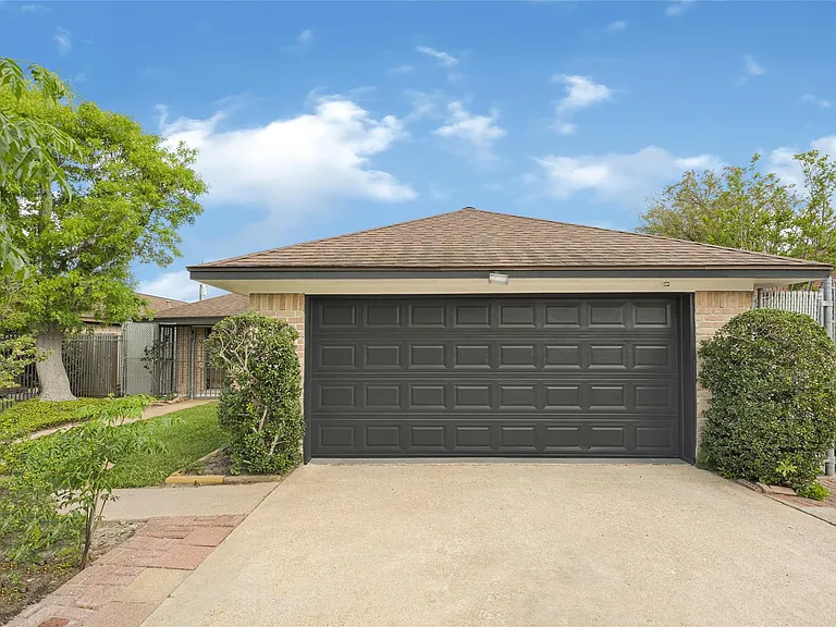 9208 Carousel Ln — Photo 2