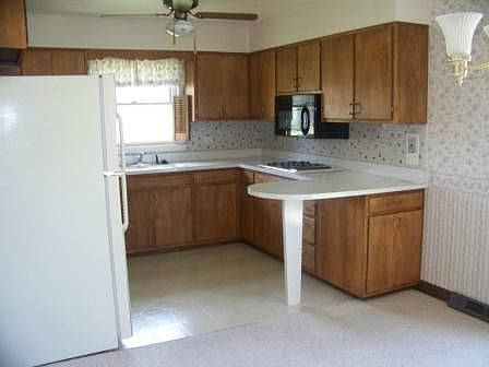 Kitchen w/ maple cabinets