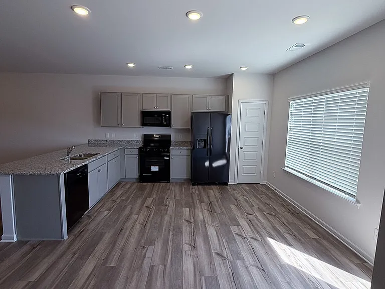 1015 Stiles Ct — Photo 3