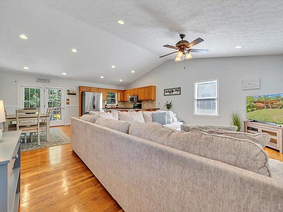 3rd image of 625 Claybanks Dr