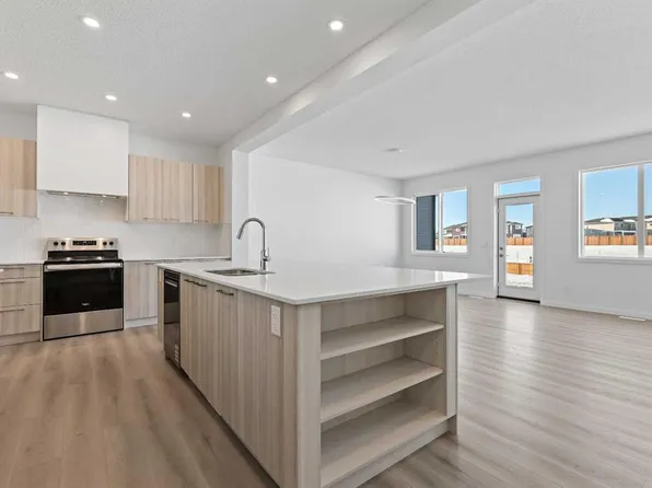 421 E Corner Glen Way NE, Calgary, AB T3N 2P1