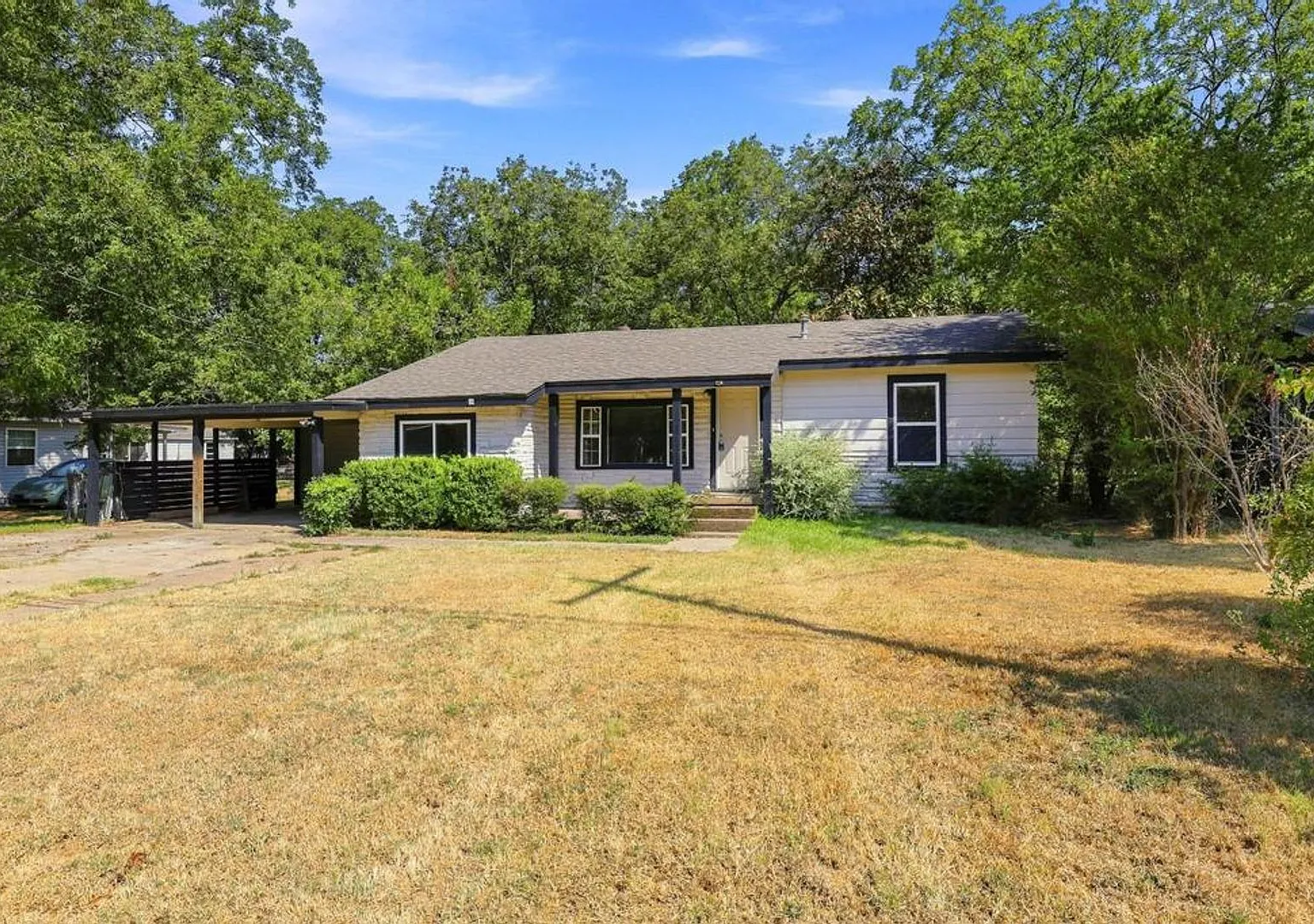 Charming 3 Bed 2 Bath Home With Bonus Room in Denison — Photo 4