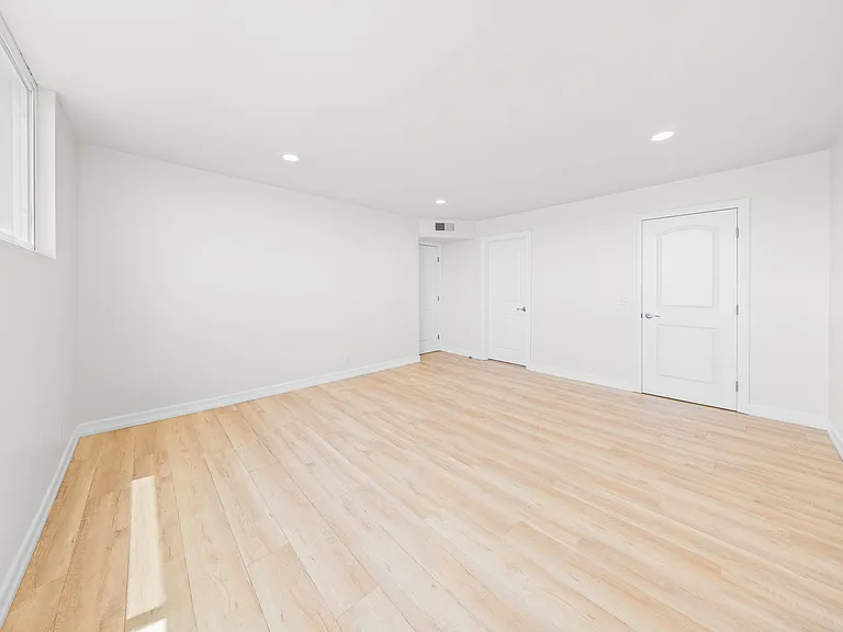 570 W Stocker St #216 — Photo 10