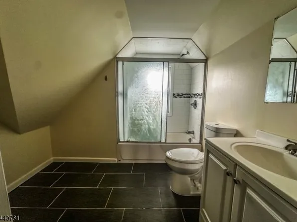 19 Walnut Ter, Bloomfield, NJ 07003