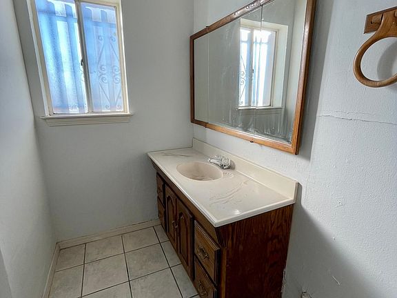 3rd image of 620 Shakespeare Dr