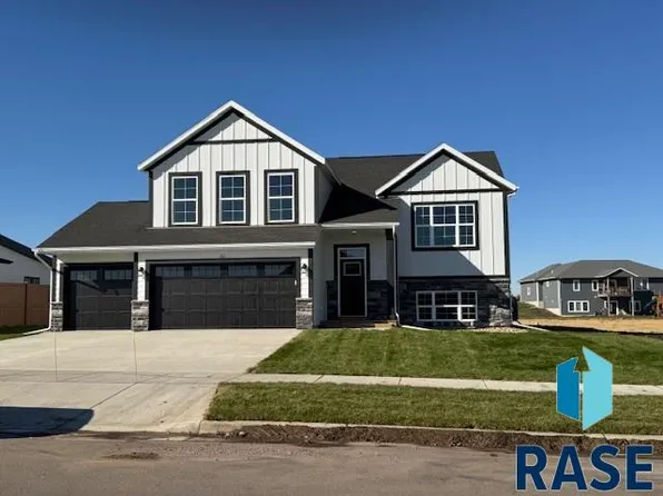 161 Perry Ln N, Harrisburg, SD 57032