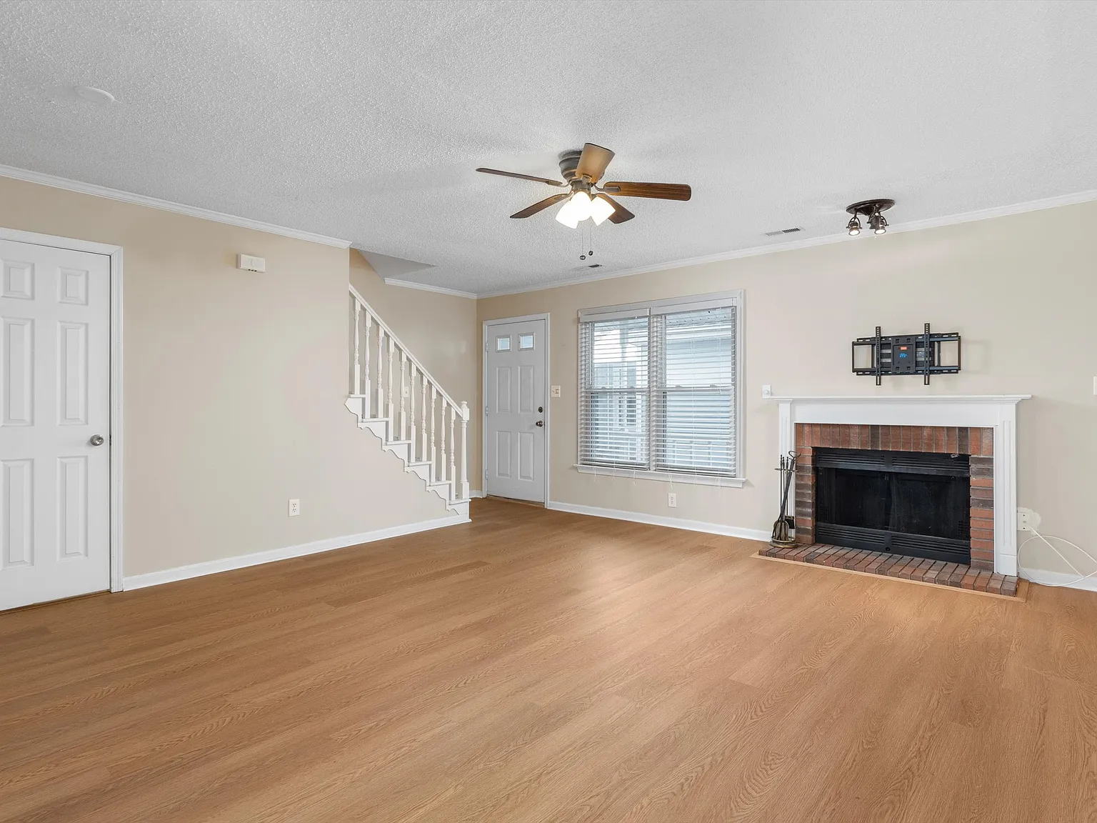 3 bed, 2.5 bath, 1280 sqft, $2,400 — Photo 4