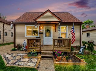 27311 Ridgewood St, Roseville, MI 48066