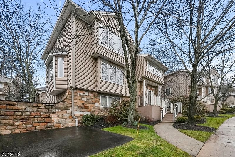 1st image of 62 Clarken Dr