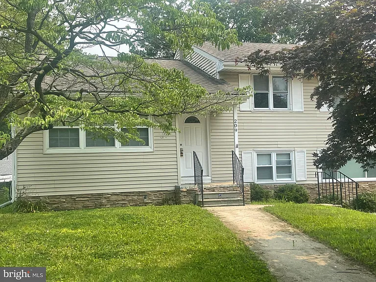 209 Maine Ave — Photo 27