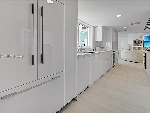 4th image of 1800 N Bayshore Dr APT 2201