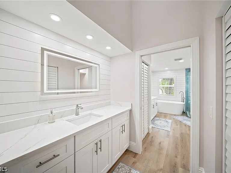 248 4th Ave S #D-201 — Photo 20