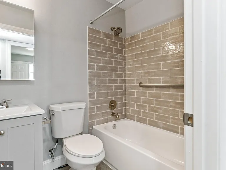 2021 E St NE #2 — Photo 7