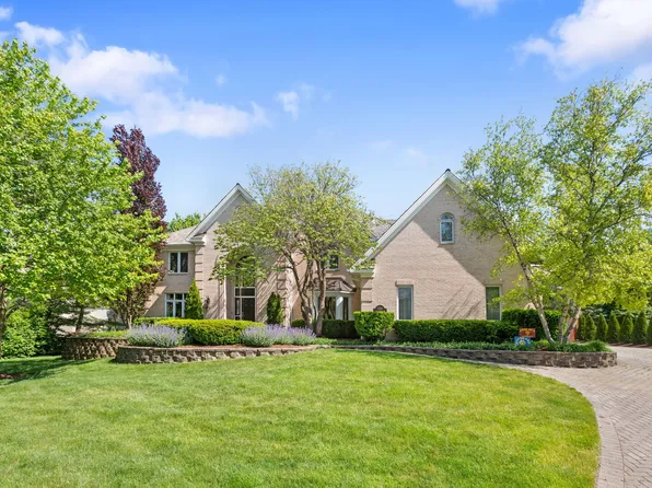 320 Camelot Ln, Libertyville, IL 60048