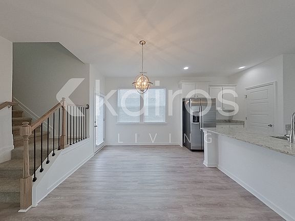 5th image of 107 English Oak Ln