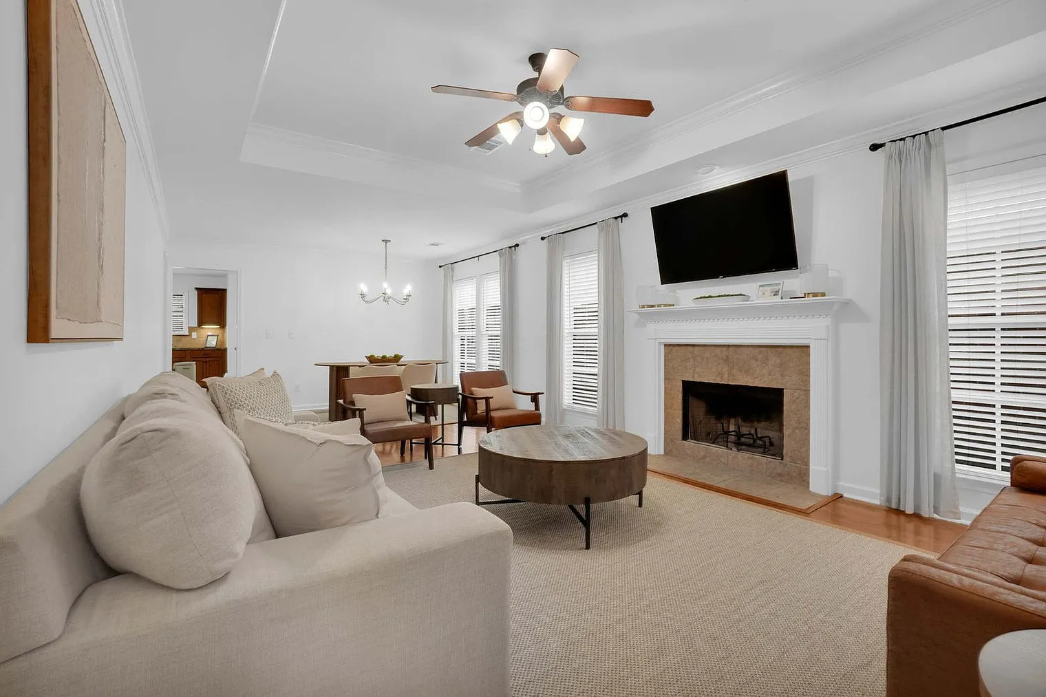 3 bed, 2.0 bath, 1496 sqft, $4,755 — Photo 3