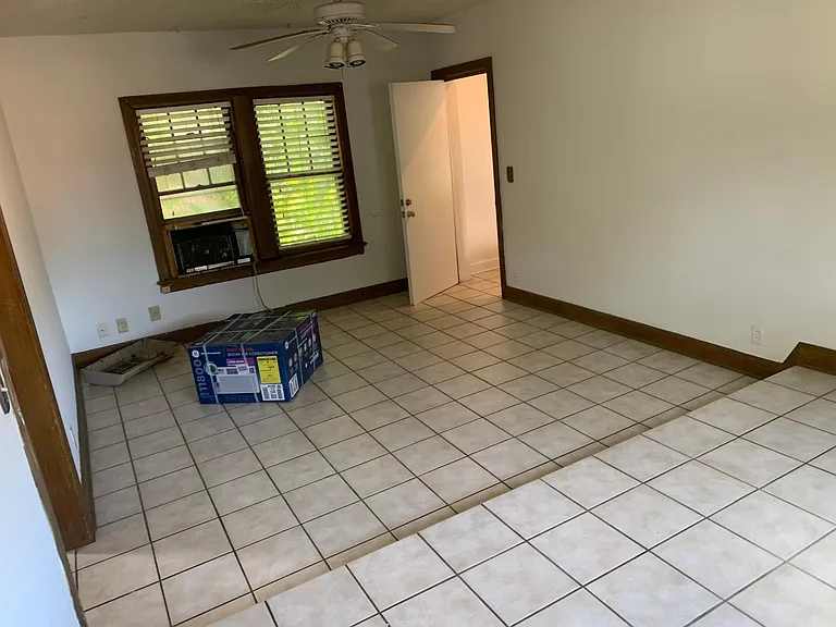 300 NW 21st St #5 — Photo 13